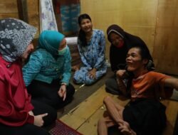 Palembang Peduli Salurkan Kursi Roda dan Sembako, Dewi Sastrani: Kami Ingin Hadir untuk Warga yang Membutuhkan
