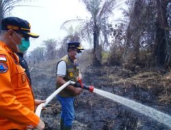 Bupati Muba Turun ke Muara Medak, Petugas dan Warga Bersatu Padamkan Karhutla
